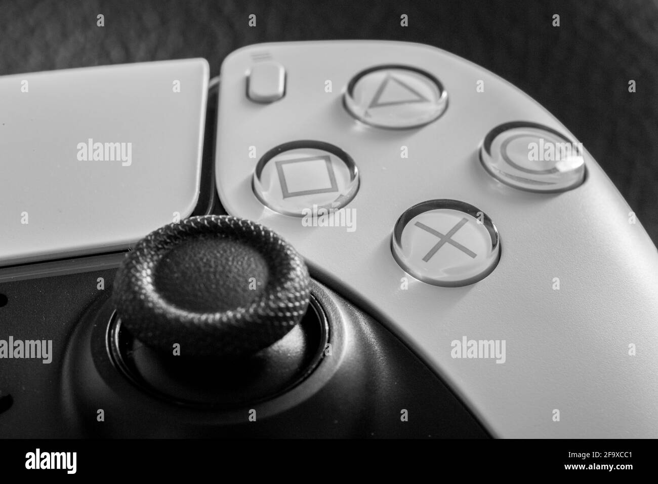 Primer plano de un dispositivo de juego PlayStation 5 con botones y joystick Foto de stock