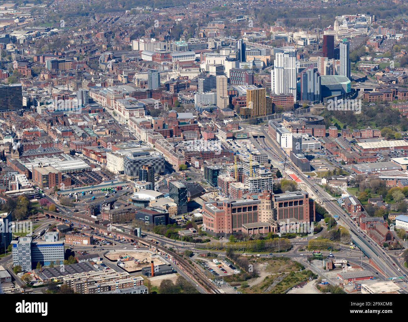 Vista aérea del centro de la ciudad de Leeds, West Yorkshire, norte de Inglaterra, Reino Unido, desde el este, edificio DSS, Quarry House, en primer plano Foto de stock