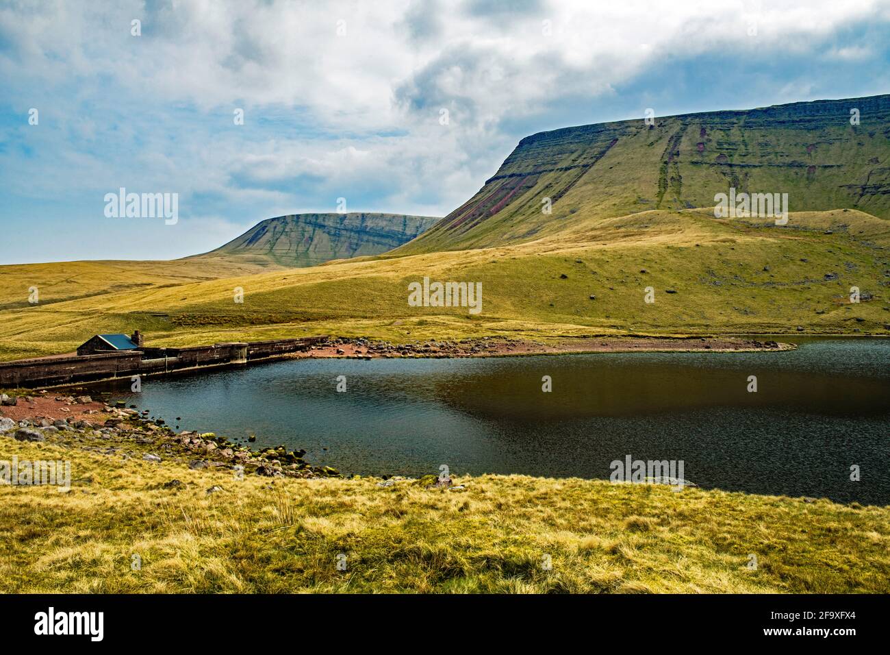 El lago de Llyn y Fach Ventilador en el Negro Montaña alias el Brecon Beacons occidental en Carmarthenshire Suroeste Gales Foto de stock