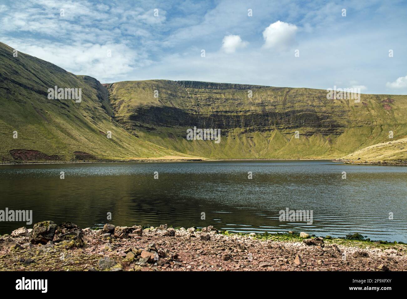 El lago de Llyn y Fach Ventilador en el Negro Montaña alias el Brecon Beacons occidental en Carmarthenshire Suroeste Gales Foto de stock