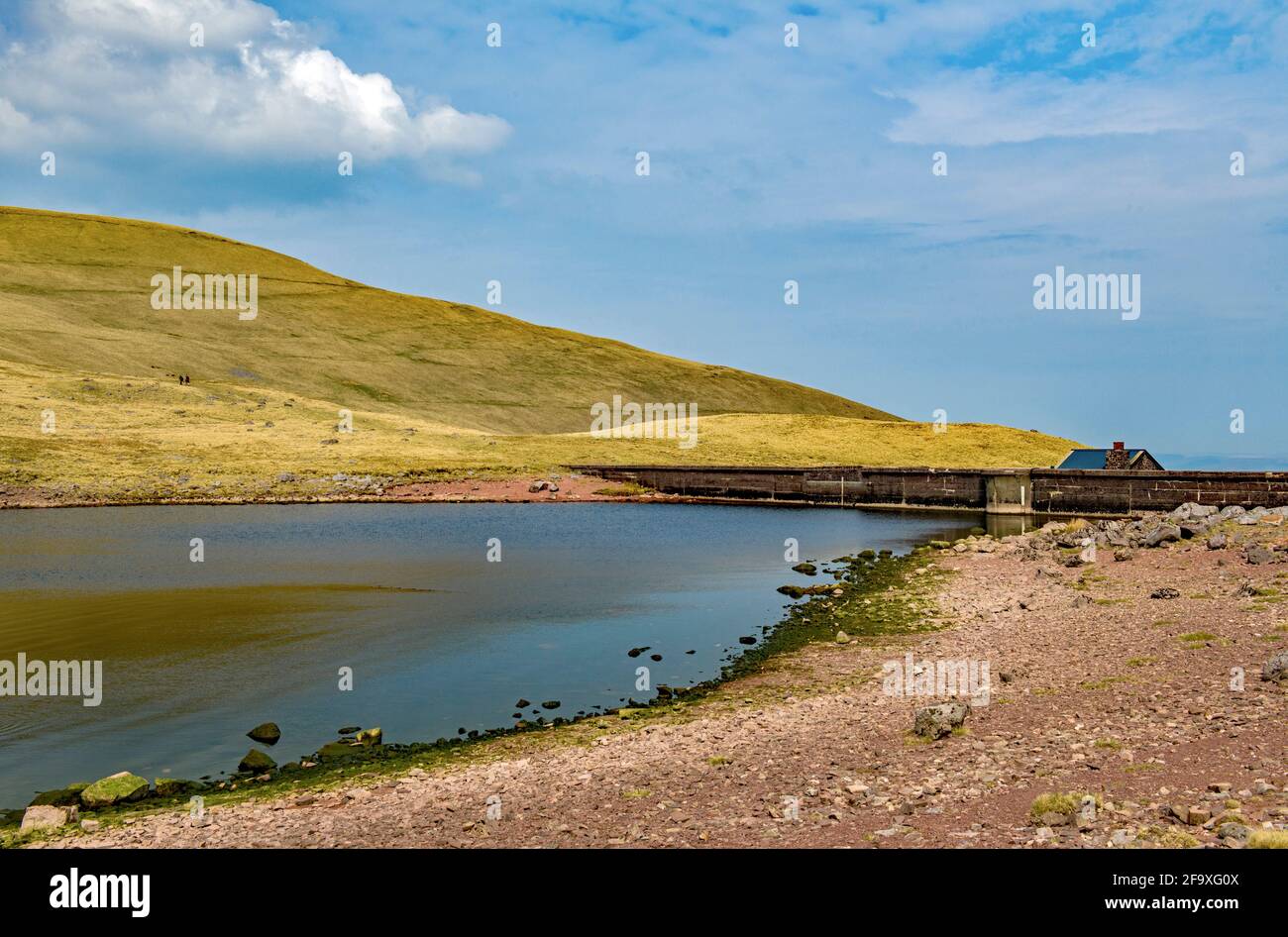 El lago de Llyn y Fach Ventilador en el Negro Montaña alias el Brecon Beacons occidental en Carmarthenshire Suroeste Gales Foto de stock