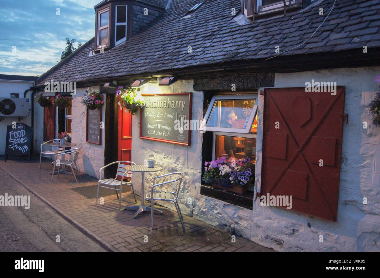 Clachnaharry Inn en Sunset, Clachnaharry Lock, Inverness, Escocia Foto de stock