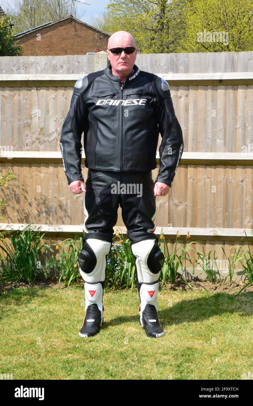 Un motociclista con ropa de seguridad completa Fotografía stock - Alamy