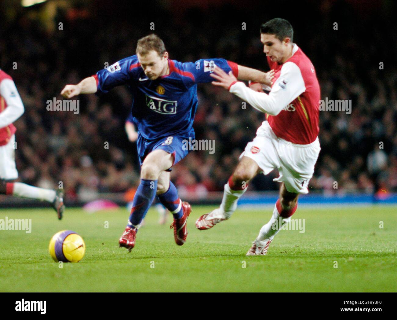 Wayne Rooney, del Manchester United, pasa el balón por Robin Van Persie  Fotografía de stock - Alamy