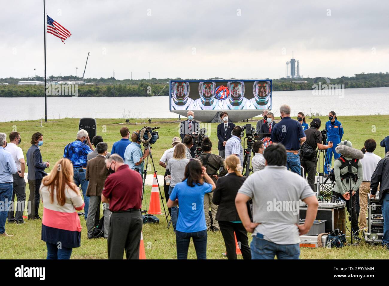 Los miembros de los medios de comunicación se reúnen para asistir a una conferencia de prensa previa al lanzamiento para discutir la misión SpaceX Crew-2 a la Estación Espacial Internacional en el Centro Espacial Kennedy en Cabo Cañaveral, Florida, EE.UU. El 21 de abril de 2021. REUTERS/Steve Nesius Foto de stock