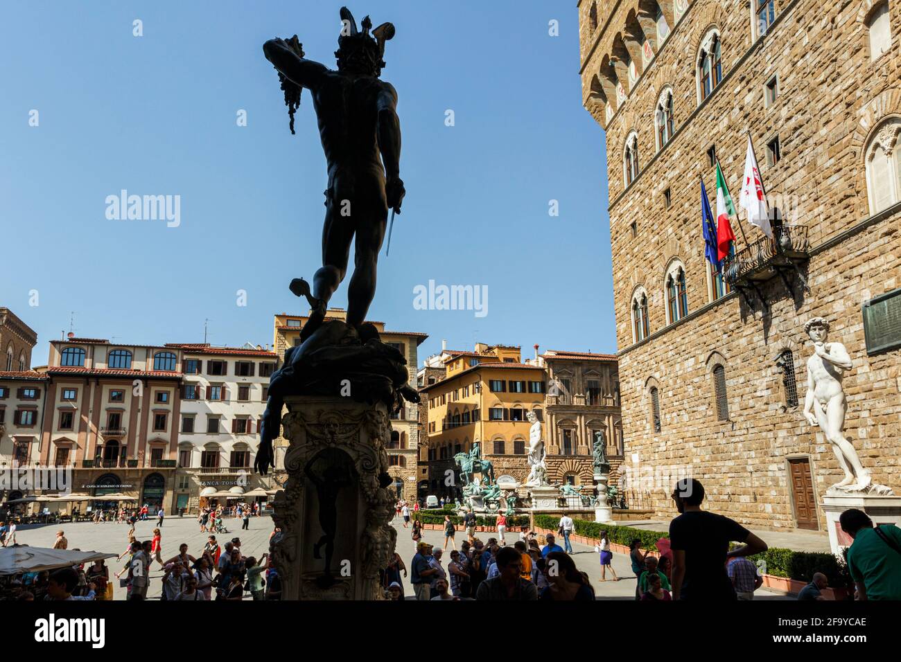 Florencia, Provincia de Florencia, Toscana, Italia. Piazza della Signoria. Copia de David de Miguel Ángel delante del Palazzo Vecchio y, en el centro, Pers Foto de stock