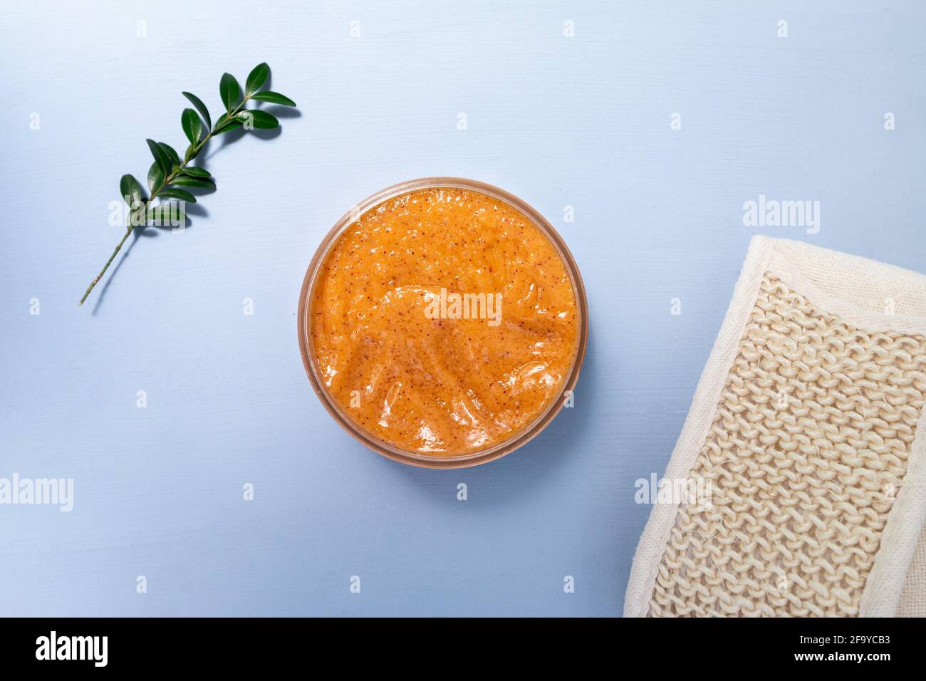 exfoliación orgánica cosmética para el cuidado corporal de la piel, vista desde arriba Foto de stock