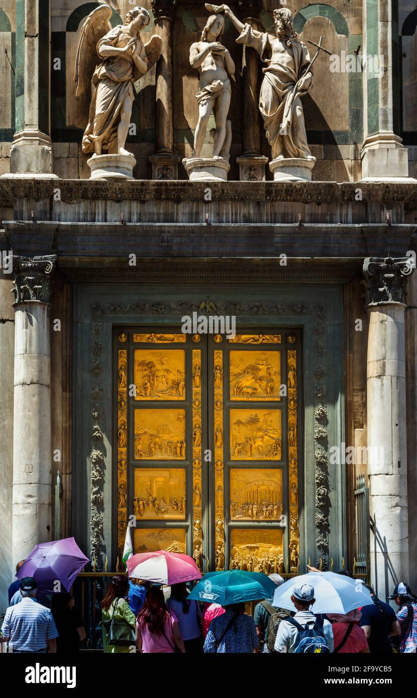 Florencia, Provincia de Florencia, Toscana, Italia. Los visitantes admirando la puerta oriental del Battistero, el Baptisterio, llamado por Miguel Ángel las Puertas o Foto de stock