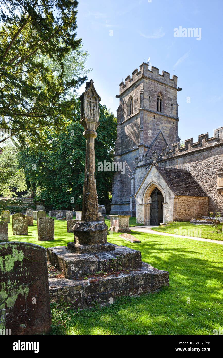La cruz del siglo 15th en el cementerio del Santo Rood churchl en el pueblo Cotswold de Ampney Crucis, Gloucestershire Reino Unido Foto de stock