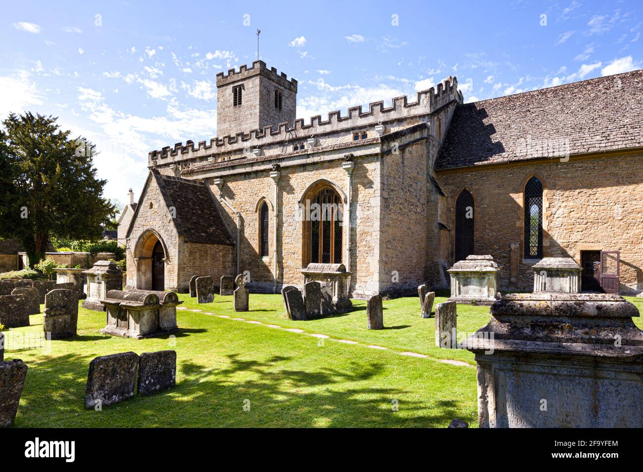 La iglesia sajona de Santa María en el pueblo Cotswold de Bibury, Gloucestershire Reino Unido Foto de stock
