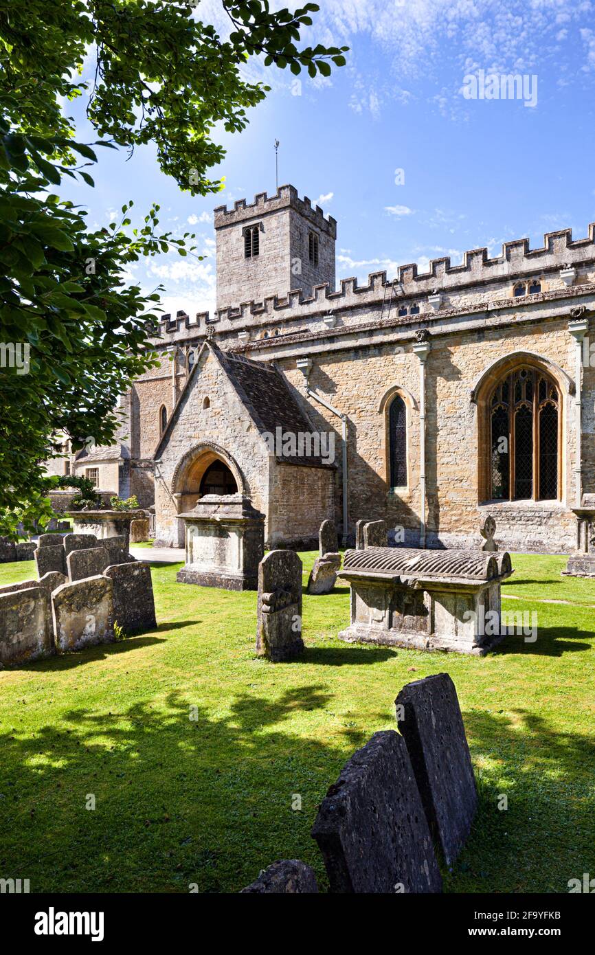 La iglesia sajona de Santa María en el pueblo Cotswold de Bibury, Gloucestershire Reino Unido Foto de stock