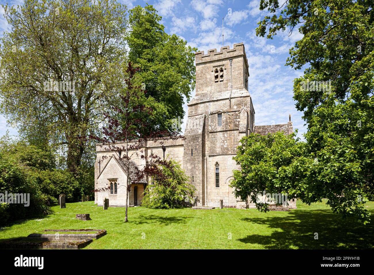 La iglesia normanda de St James en el pueblo Cotswold de Coln St Dennis, Gloucestershire, Reino Unido Foto de stock