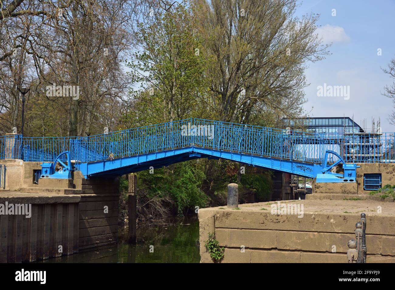Blue Bridge, un puente peatonal en York en la confluencia de los ríos Foss y Ouse Foto de stock