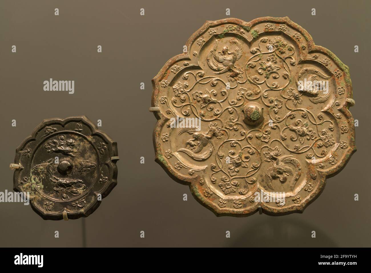 Espejos de bronce de la dinastía Tang (618-907), desenterrados en Yangfang, distrito de Changping, Beijing, China. Foto de stock