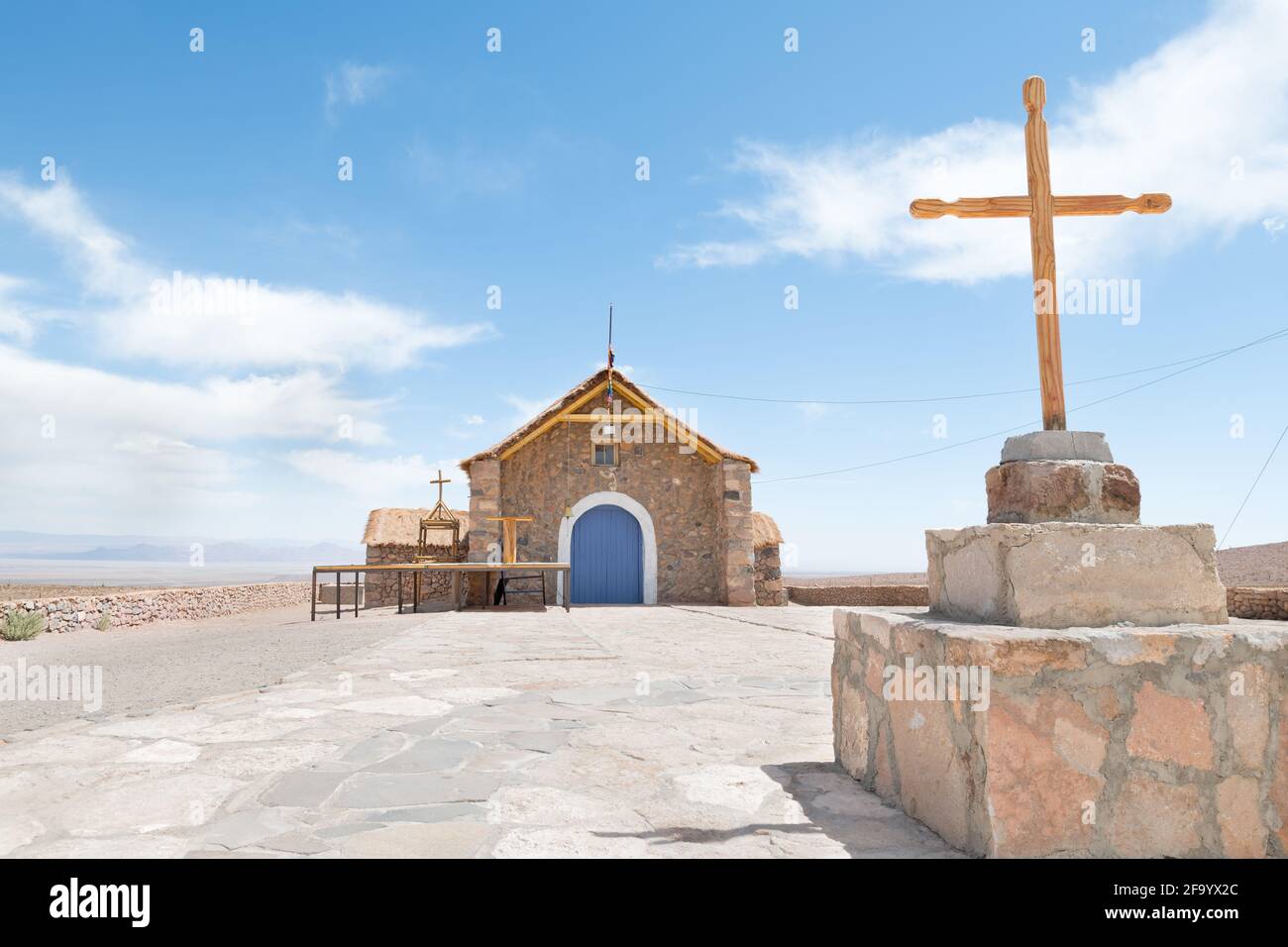 La iglesia de un pequeño pueblo llamado Cupo en medio del desierto de  Atacama en el norte de Chile Fotografía de stock - Alamy