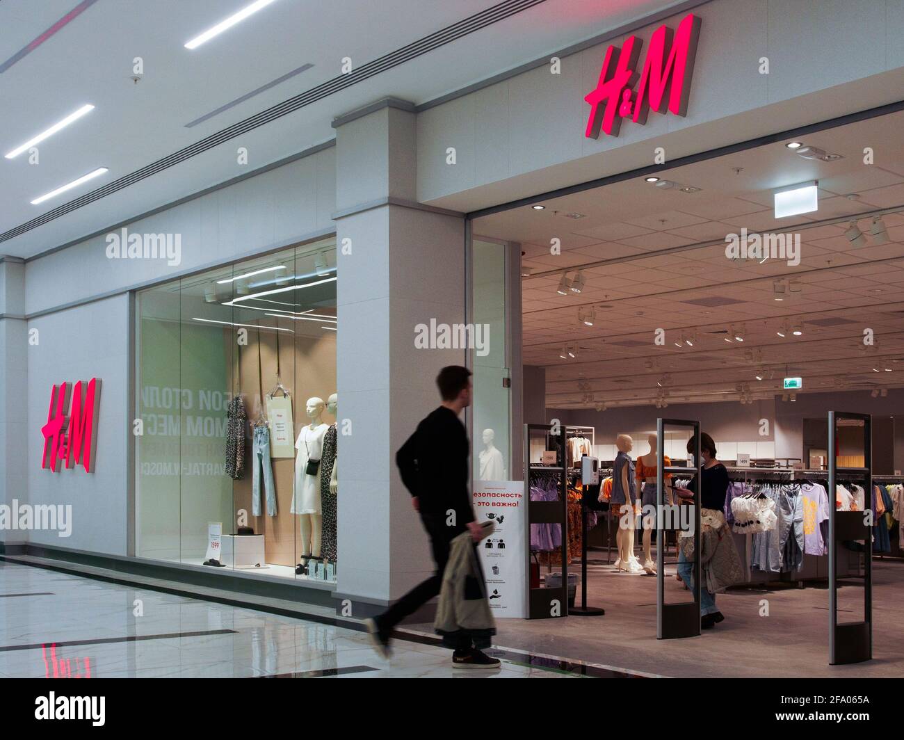 Un hombre visto entrar en la tienda H&M en el centro comercial. (Foto de  Alexander Sayganov / SOPA Images/Sipa USA Fotografía de stock - Alamy