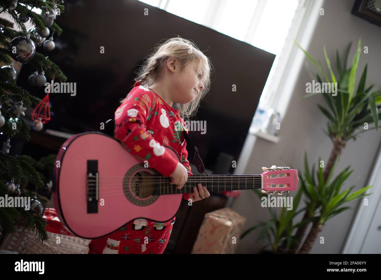 Tocando Guitarra Espaã±ola Fotos e Imágenes de stock - Página 8 - Alamy