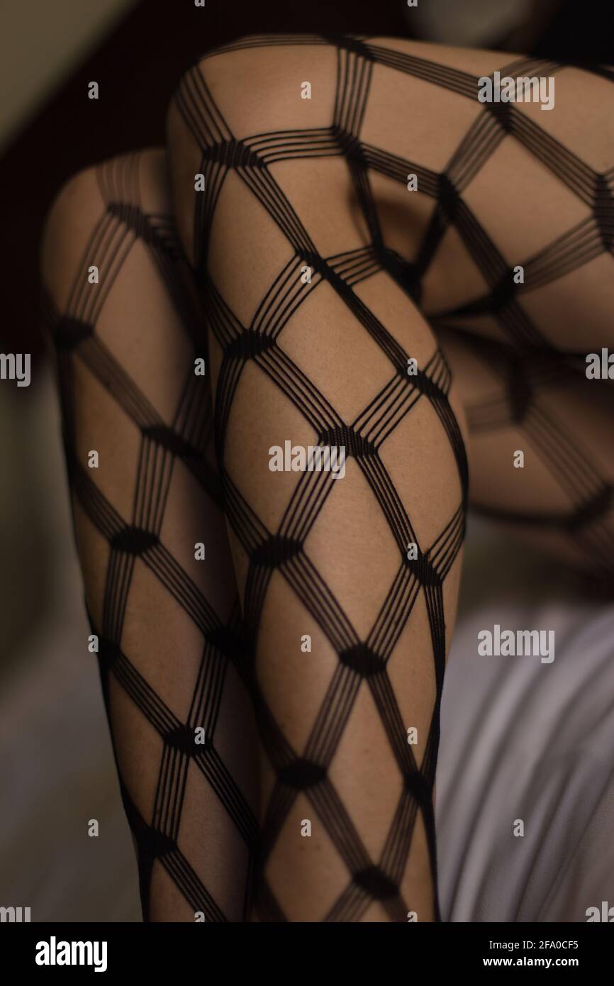 Primer plano imagen aislada de piernas y medias en una mujer madura  Fotografía de stock - Alamy