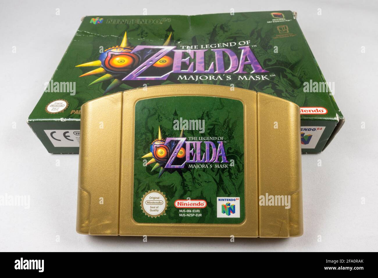 La leyenda de Zelda: Majora's Mask Nintendo 64 o N64 video juego cartucho y  caja, una quinta generación de videojuego consola lanzada en 1996 en Japón  Fotografía de stock - Alamy