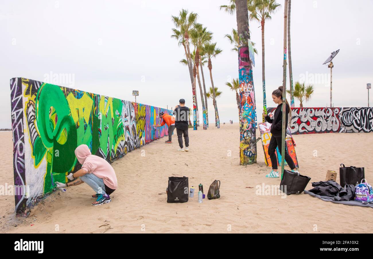 Los artistas de graffiti pintan paredes en Venice Beach, Los Angeles, California, Estados Unidos Foto de stock