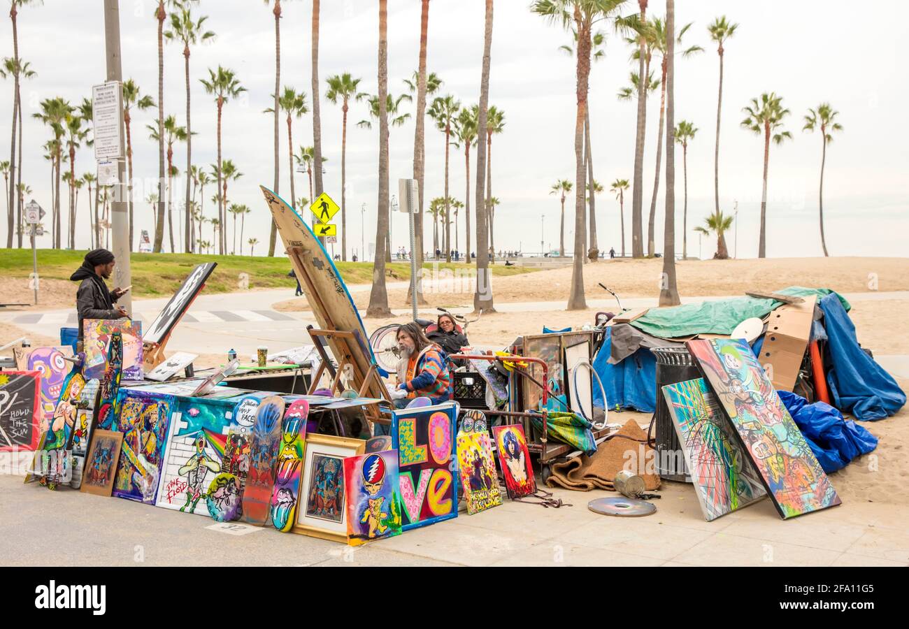 Las personas sin hogar exhiben obras de arte fuera de un refugio improvisado en Venice Beach, Los Angeles, California, Estados Unidos Foto de stock