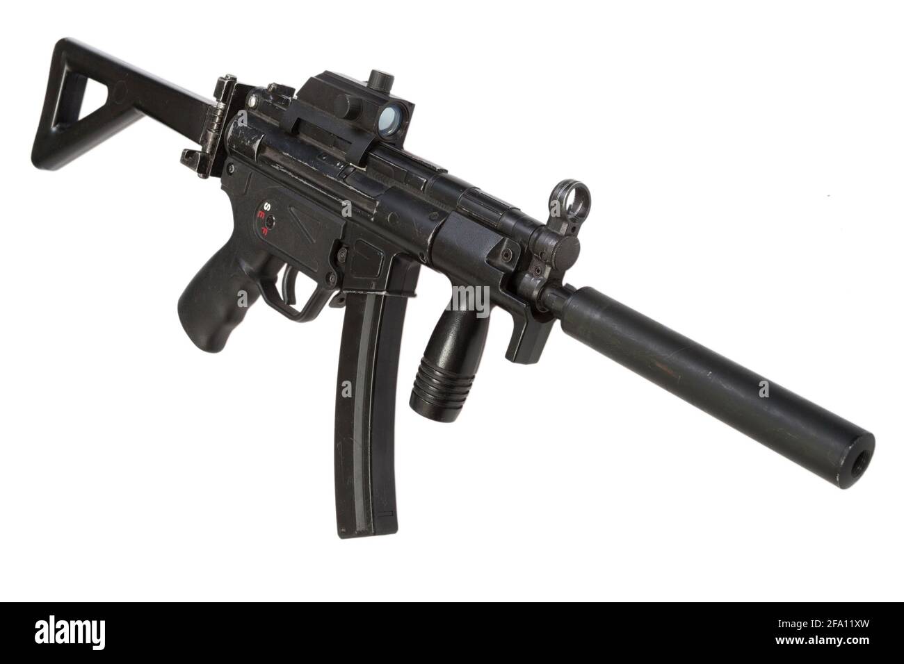 Arma famosa - arma de submáquina alemana MP5 con silenciador aislado sobre  fondo blanco Fotografía de stock - Alamy