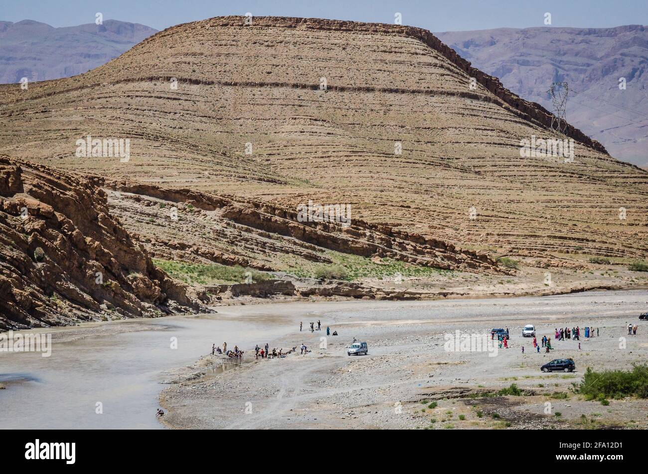 Hammat Moulay Ali Cherif, Marruecos - 11 de abril de 2015. Gente bañándose en el río Ziz Foto de stock
