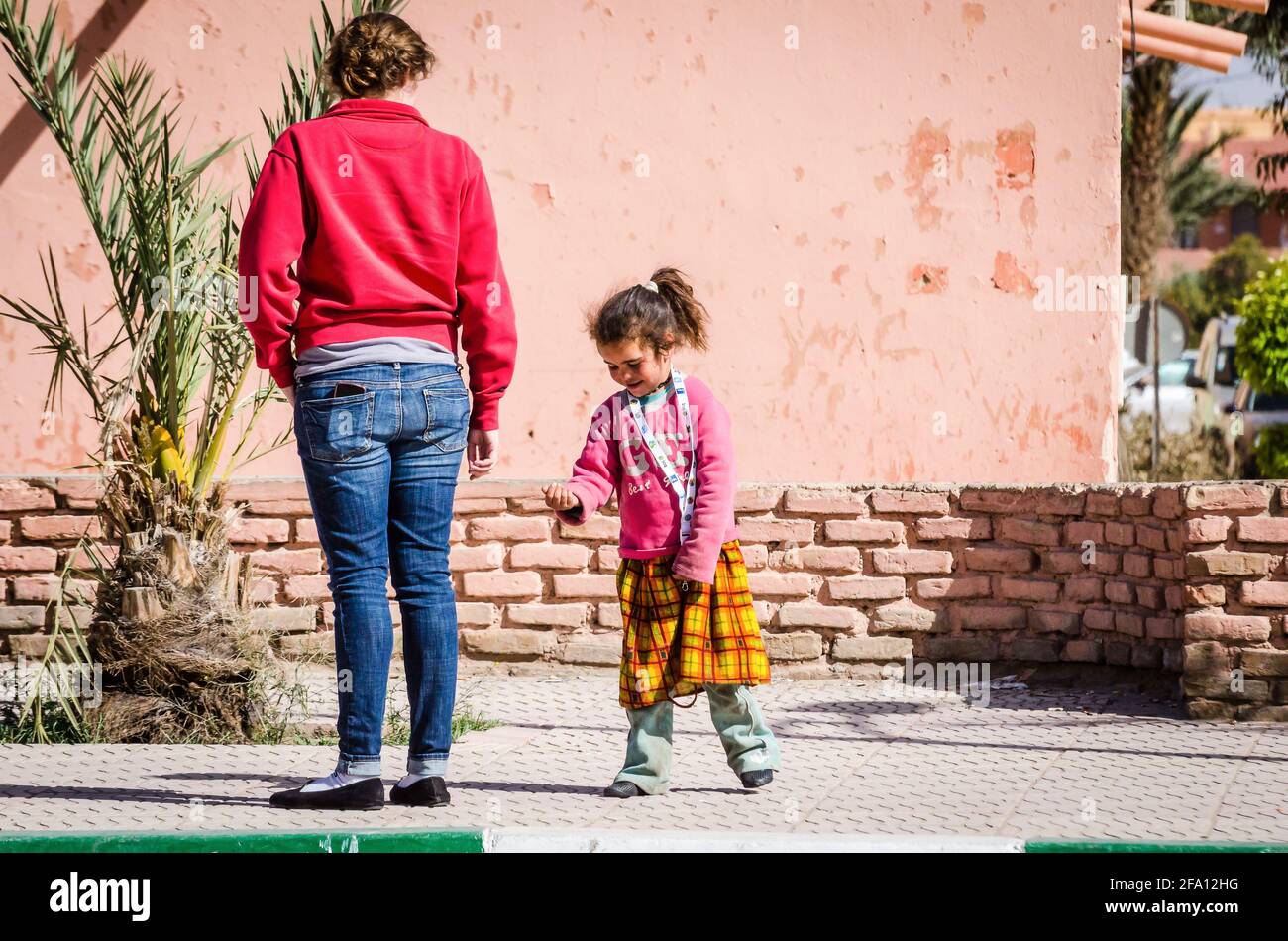 Errachidia, Marruecos - 11 de abril de 2015. Una linda chica marroquí mendigar por dinero en la calle Foto de stock
