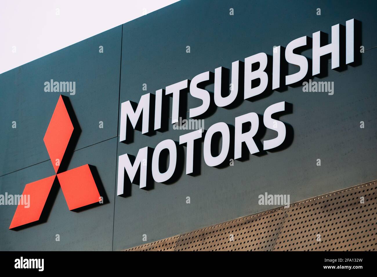 Gomel, Belarús. Cerrar Vista del Logotipo Firme Mitsubishi Motors en la  pared de la tienda en el Salón de Automóviles Fotografía de stock - Alamy