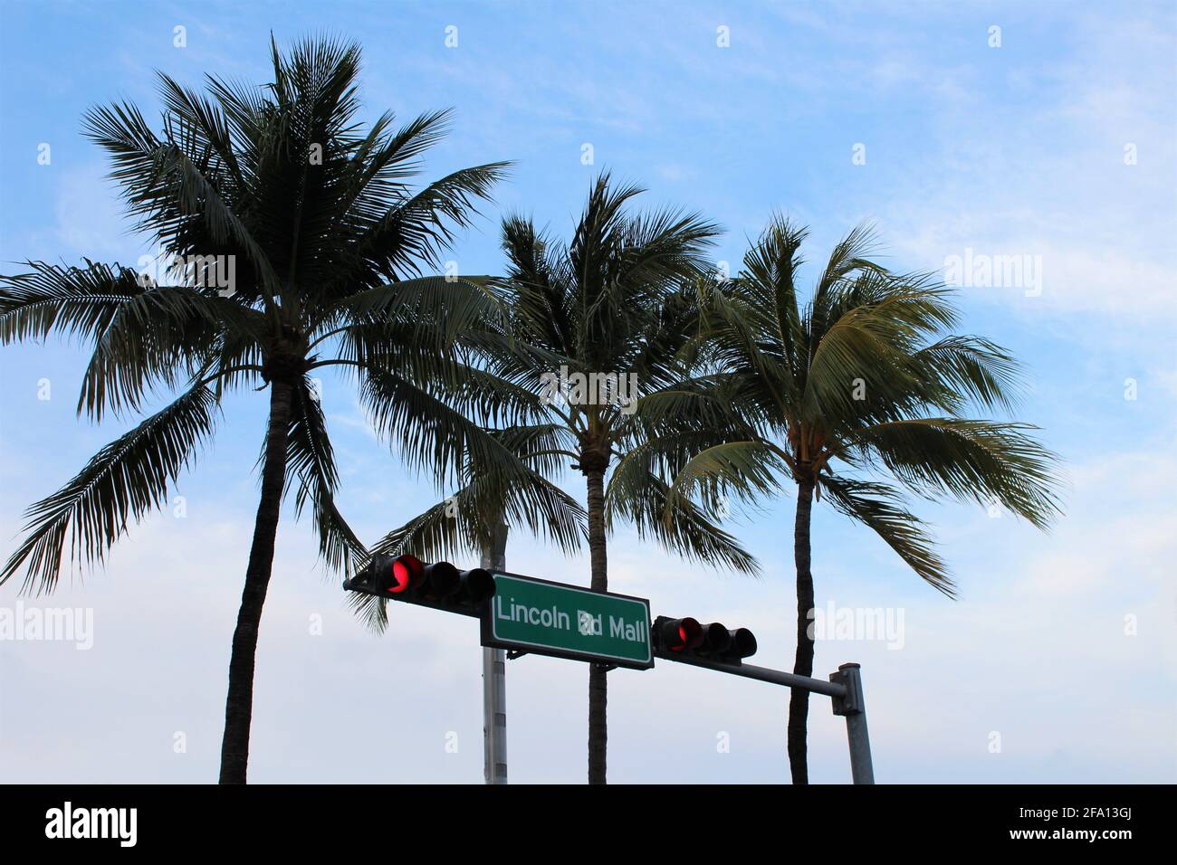 El cartel de la calle Lincoln Road Mall está situado en Miami Beach, con palmeras en el fondo. Foto de stock