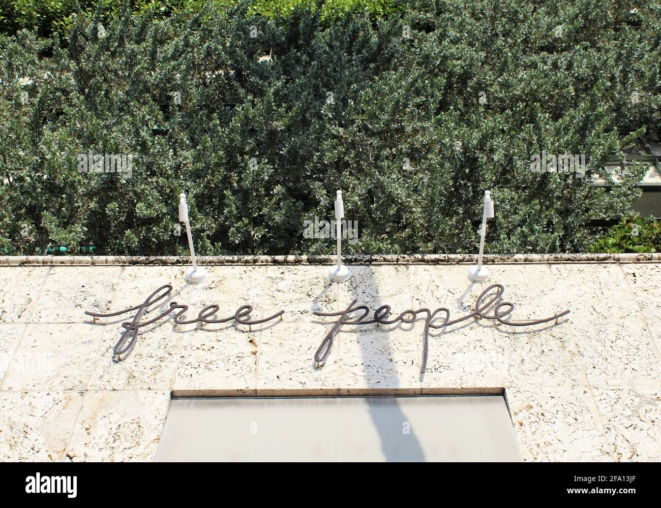 Tienda de gente gratuita en Miami Beach Florida. Free People es una empresa  minorista de ropa y estilo de vida bohemio estadounidense que vende ropa de  mujer Fotografía de stock - Alamy