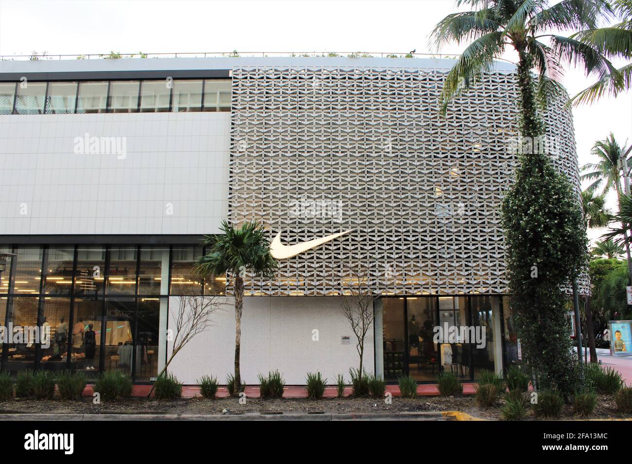 Exterior DE Nike Store en Lincoln Road Mall en Miami Beach, Florida.  Fachada lateral de la tienda con palmeras Fotografía de stock - Alamy