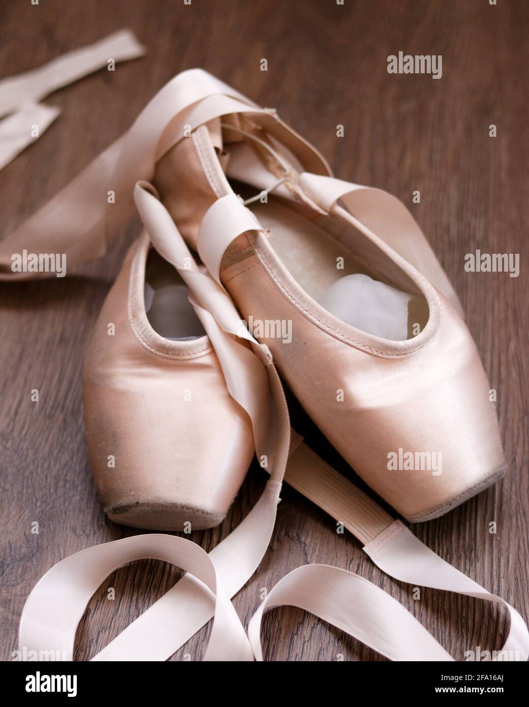 Un par de zapatos de ballet usados con algunas marcas que nos cuentan la  historia de una bailarina Fotografía de stock - Alamy