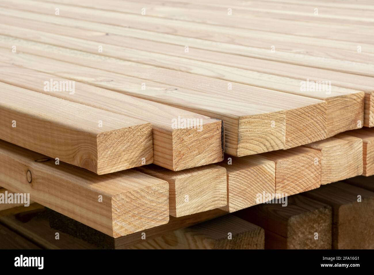 Pilas de tablones de madera de pino en una tienda o en el sitio de la  construcción. Tablas de madera natural rugosa, madera aserrada, madera  industrial, madera aserrada Fotografía de stock -