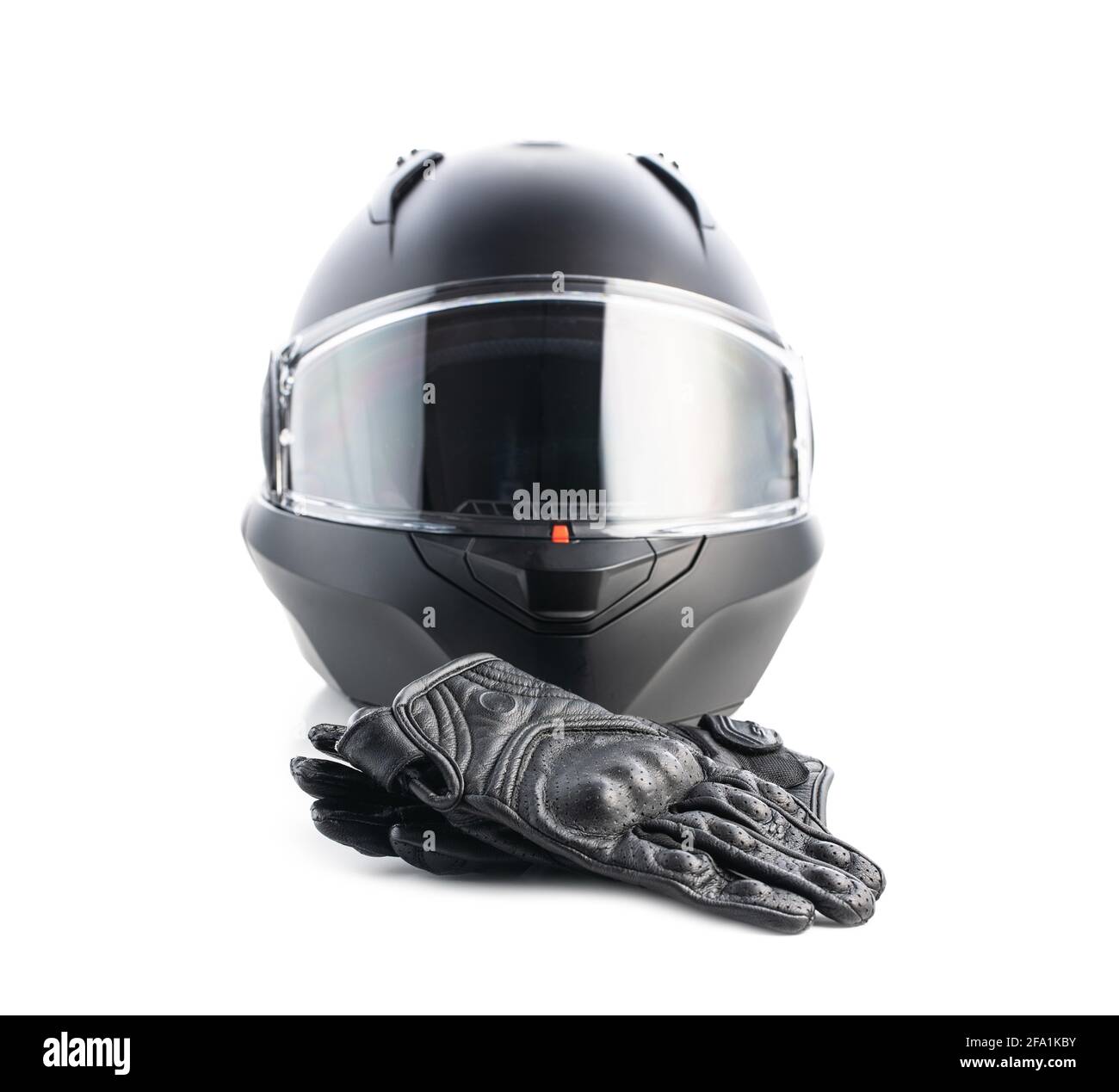 Accesorios de seguridad para motocicletas. Guantes de cuero y casco  aislados sobre fondo blanco Fotografía de stock - Alamy