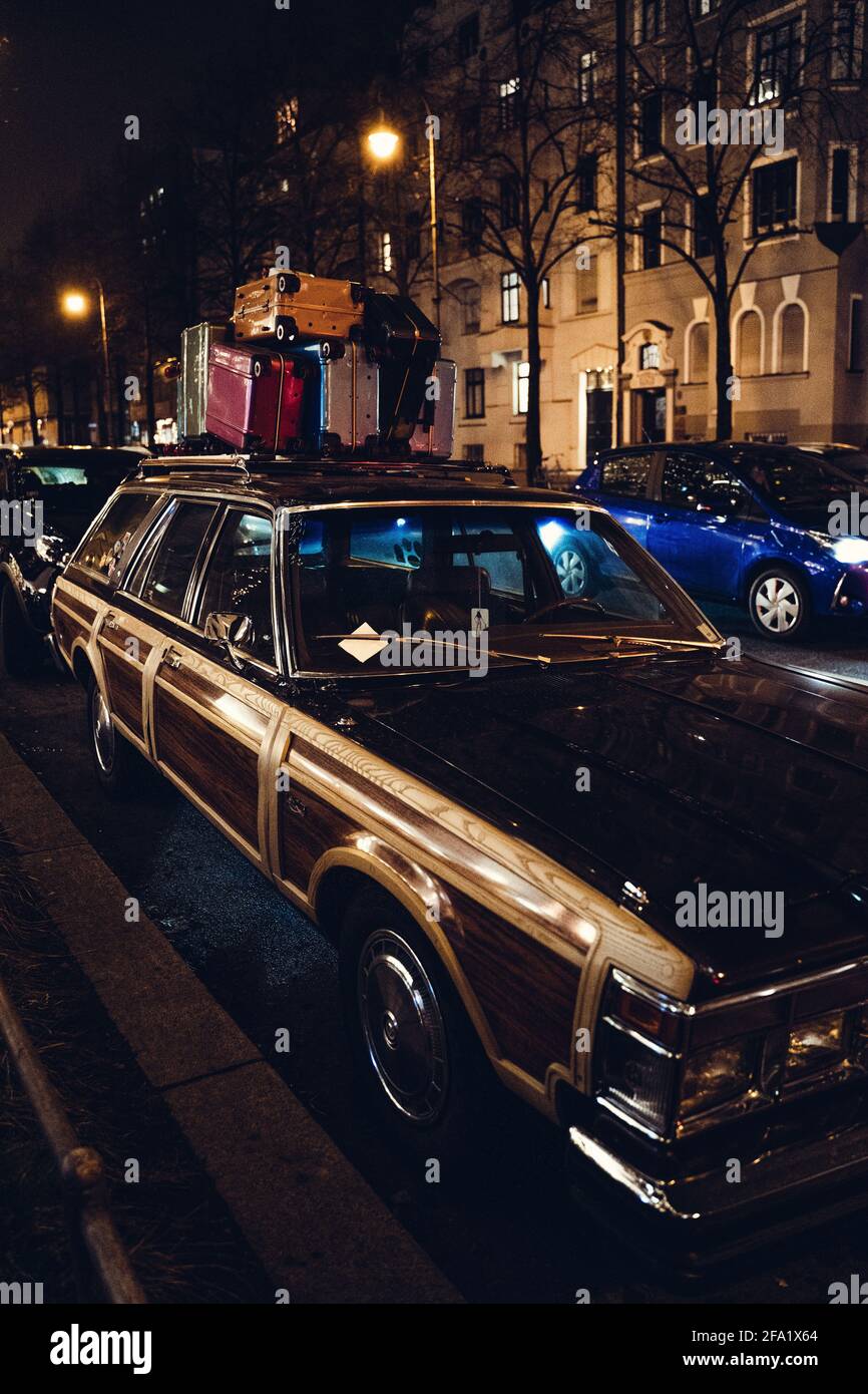 Coche vintage sobre fondo sucio de color marrón claro con pintura