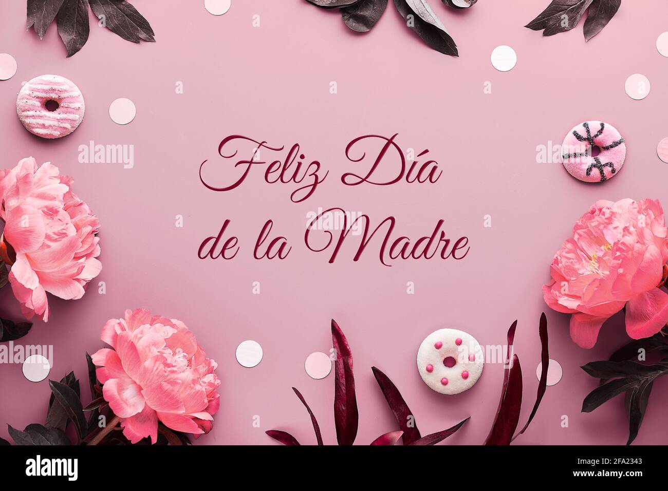 Feliz Dia de la Madre significa Feliz Día de la Madre en español. Flores de  color rosa peony, hojas y donuts dulces, donuts. Arreglo floral monocromo  rosa Fotografía de stock - Alamy