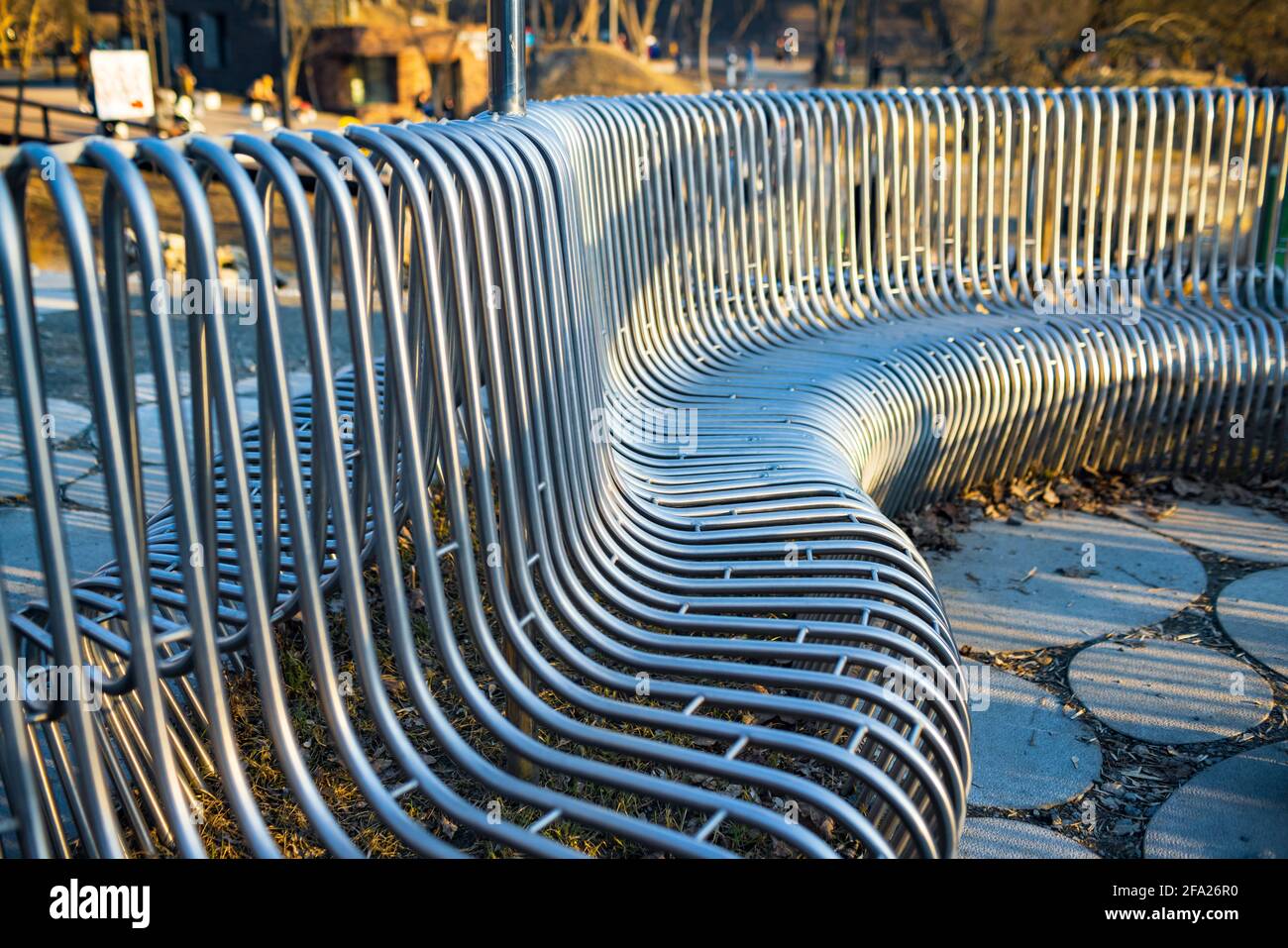 Primer plano banco de la calle tubos de metal dispuestos en paralelo  Fotografía de stock - Alamy