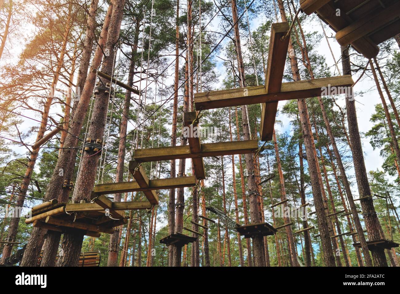 pista de cuerda, pista de obstáculos en lo alto de los árboles en el parque de aventuras al aire libre Foto de stock