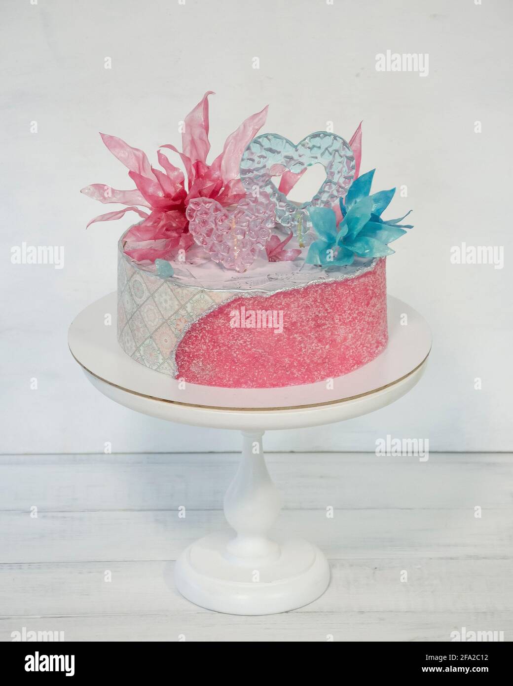 Pastel de hoja de azúcar azul rosa con caramelo y papel de arroz decoración  Fotografía de stock - Alamy