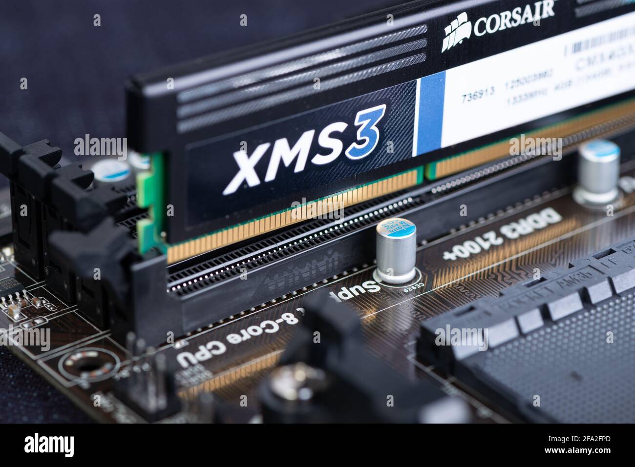 Copenhague, Dinamarca 24 de abril de 2013. DDR3 Memoria Corsair 4Gb  colocada en la placa base Asrock de tamaño ATX para CPU AMD Fotografía de  stock - Alamy