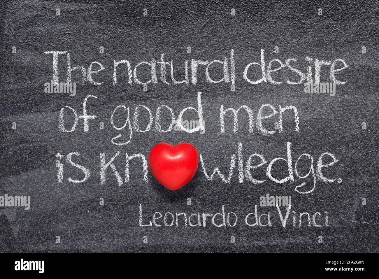 El deseo natural de los hombres buenos es el conocimiento - antiguo Artista italiano Leonardo da Vinci cita escrita en pizarra con símbolo de corazón rojo Foto de stock