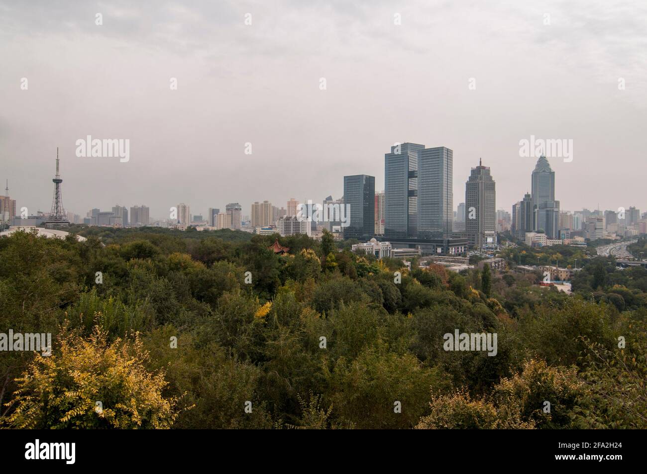 Vista elevada del horizonte, con oficinas, edificios residenciales de gran altura y rascacielos del distrito central de Jiefang en Urumuqi en un día de nebly en Xinjiang, China, PRC. © Capturas de tiempo Foto de stock