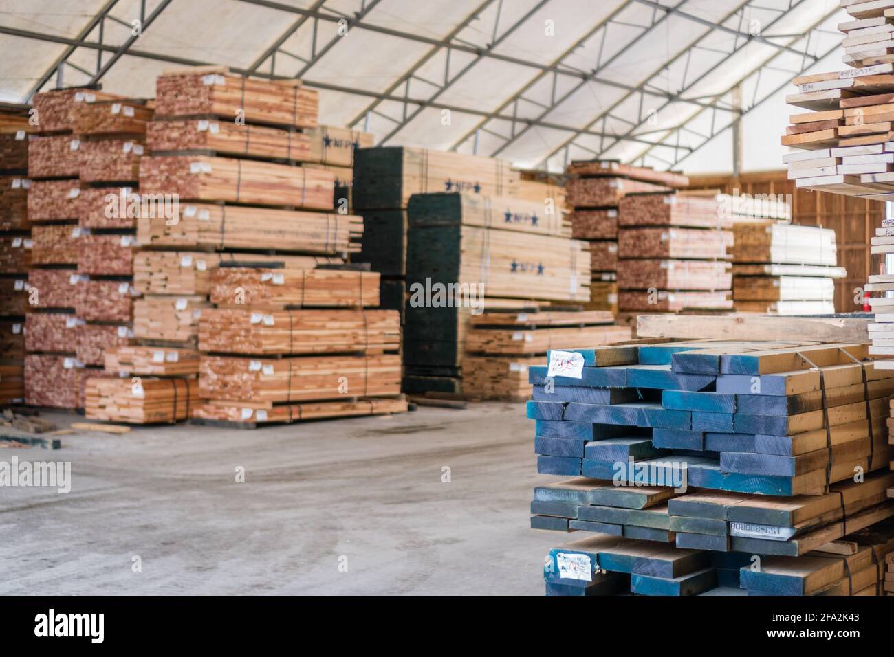 Kingston, NH, US-12 de marzo de 2021: Pilas de madera en un estante para la venta a los consumidores en un negocio minorista de madera dura Foto de stock