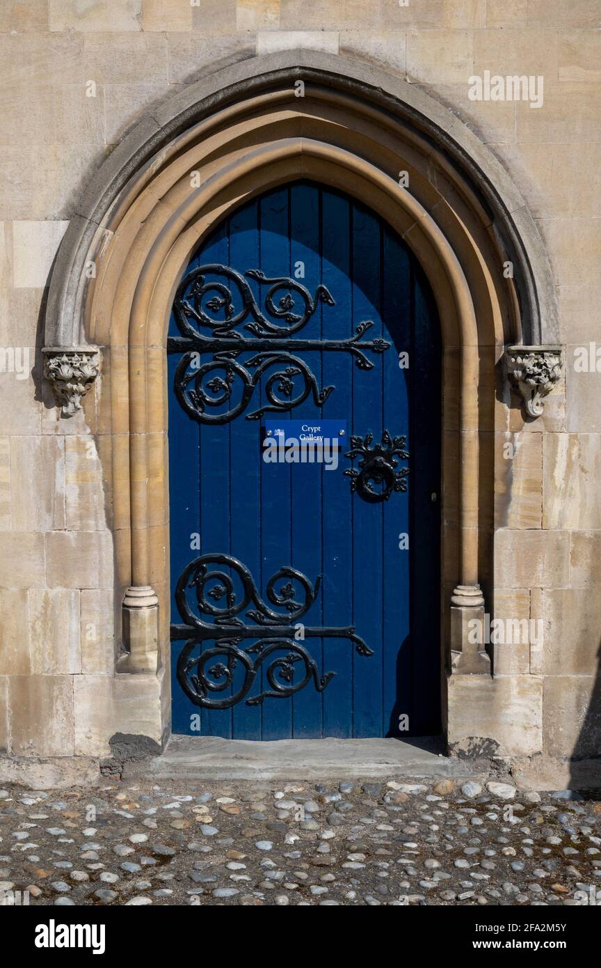 La catedral de la ciudad de Norwich tiene una puerta con arco azul a la galería de criptas Foto de stock