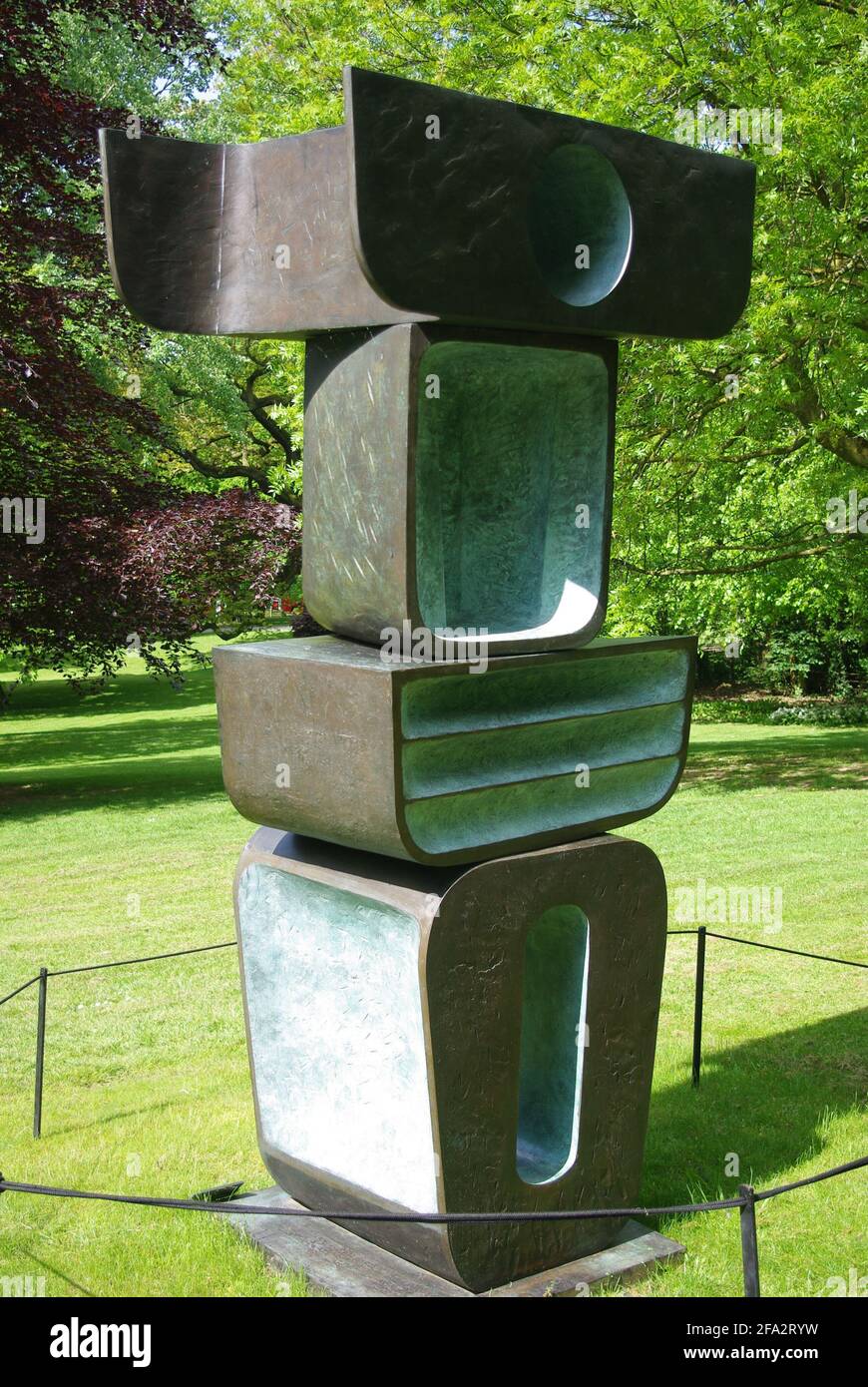 Una sola figura del grupo de esculturas de bronce “La familia del hombre” de Barbara Hepworth en Yorkshire Sculpture Park, Wakefield, Yorkshire Foto de stock
