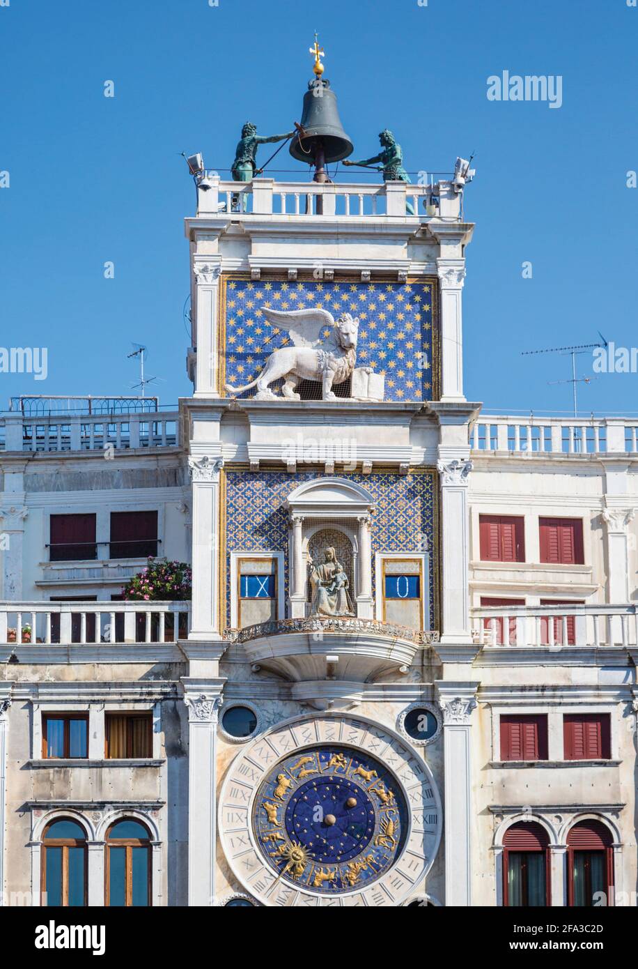 Venecia, Provincia de Venecia, Veneto, Italia. Torre dell'Orologio, o la Torre del Reloj, en la Piazza San Marco. La torre data de la década de 1490. Venecia y yo Foto de stock