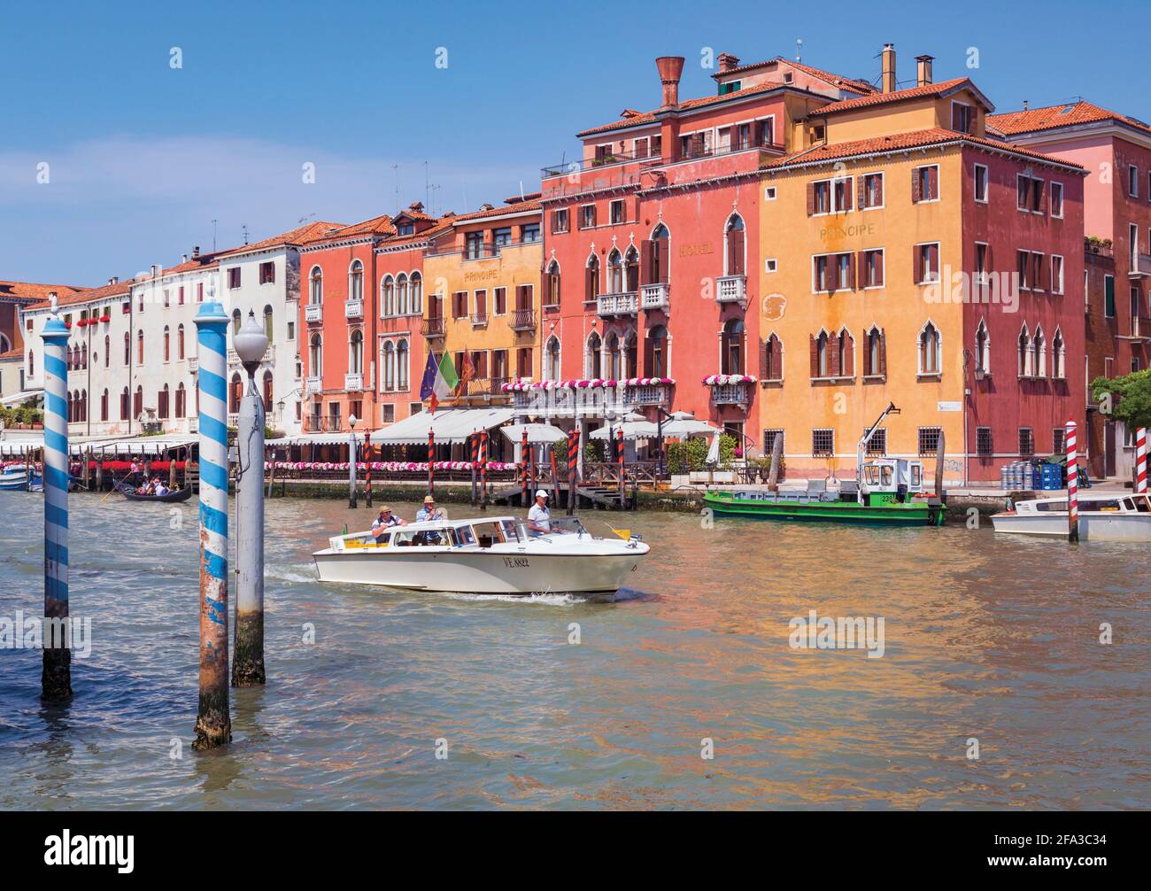 Venecia, Italia. Un taxi acuático con pasajeros hace su recorrido por el Gran Canal. Venecia y su laguna son Patrimonio de la Humanidad de la UNESCO. Foto de stock