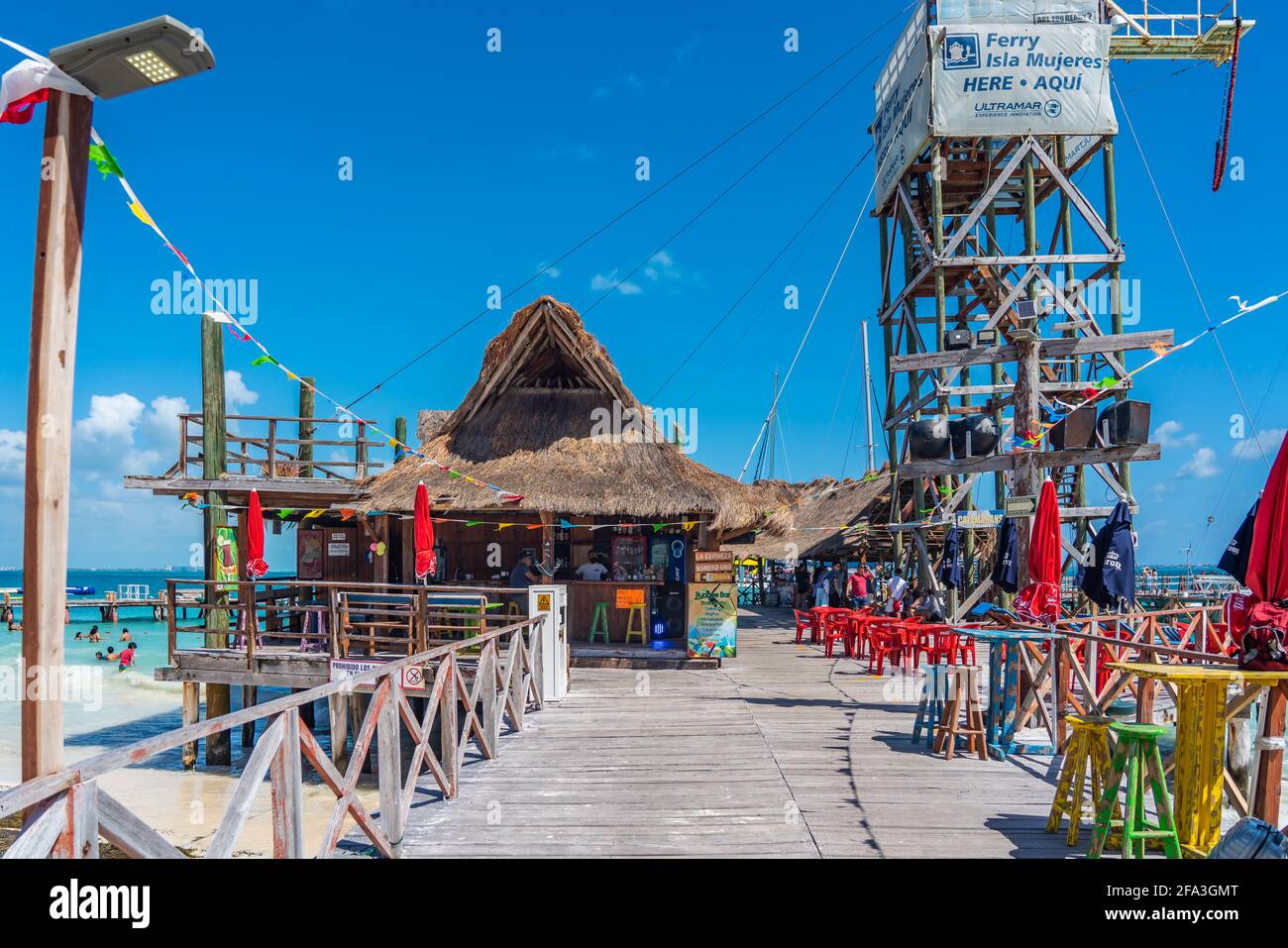 CANCÚN, MEXIICO - MARZO 10,2021: El muelle de Playa Tortuga - playa de  tortugas con techo de paja Fotografía de stock - Alamy