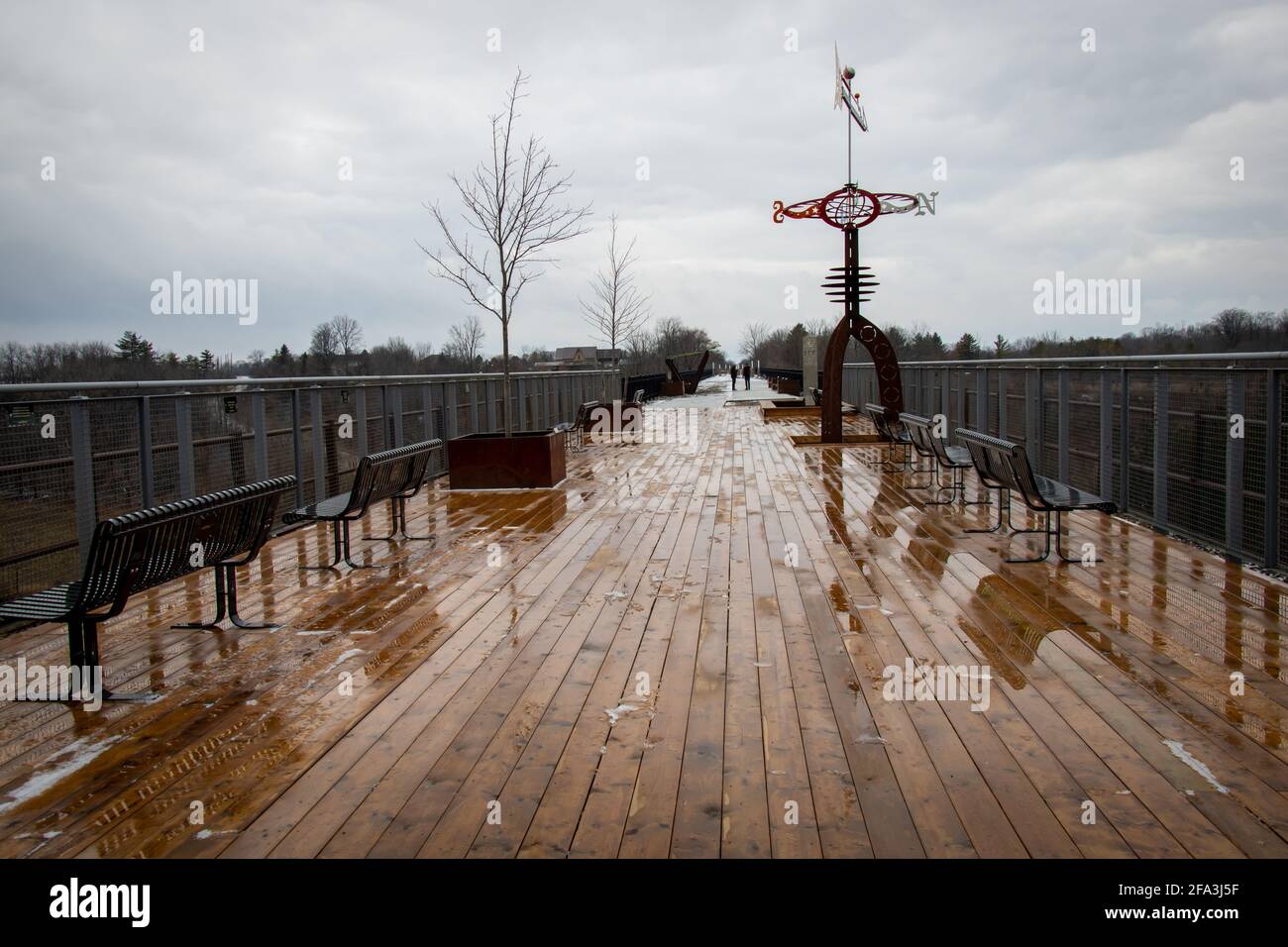 Vista del Parque Elevado St. Thomas en un día lluvioso. El primer parque elevado en Canadá en un puente anterior de Michigan Central Railroad. Foto de stock